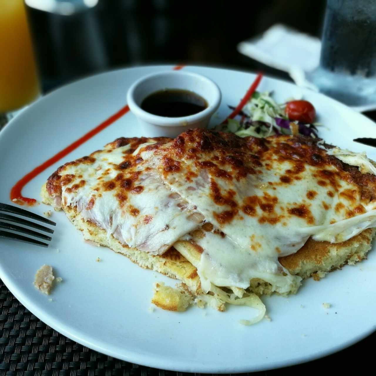 Pancakes o wafles con jamón y queso gratinado