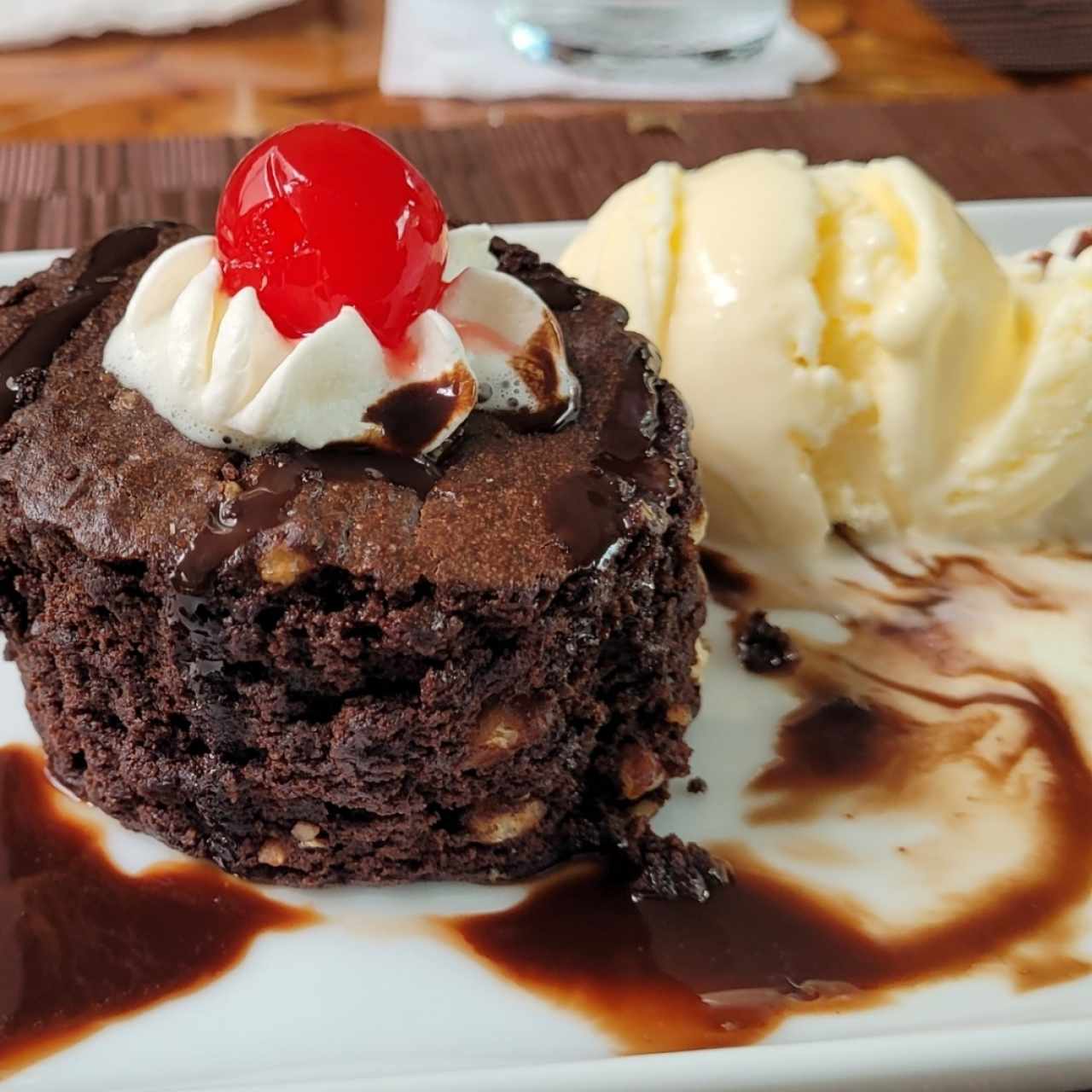 Brownie de nueces y helado