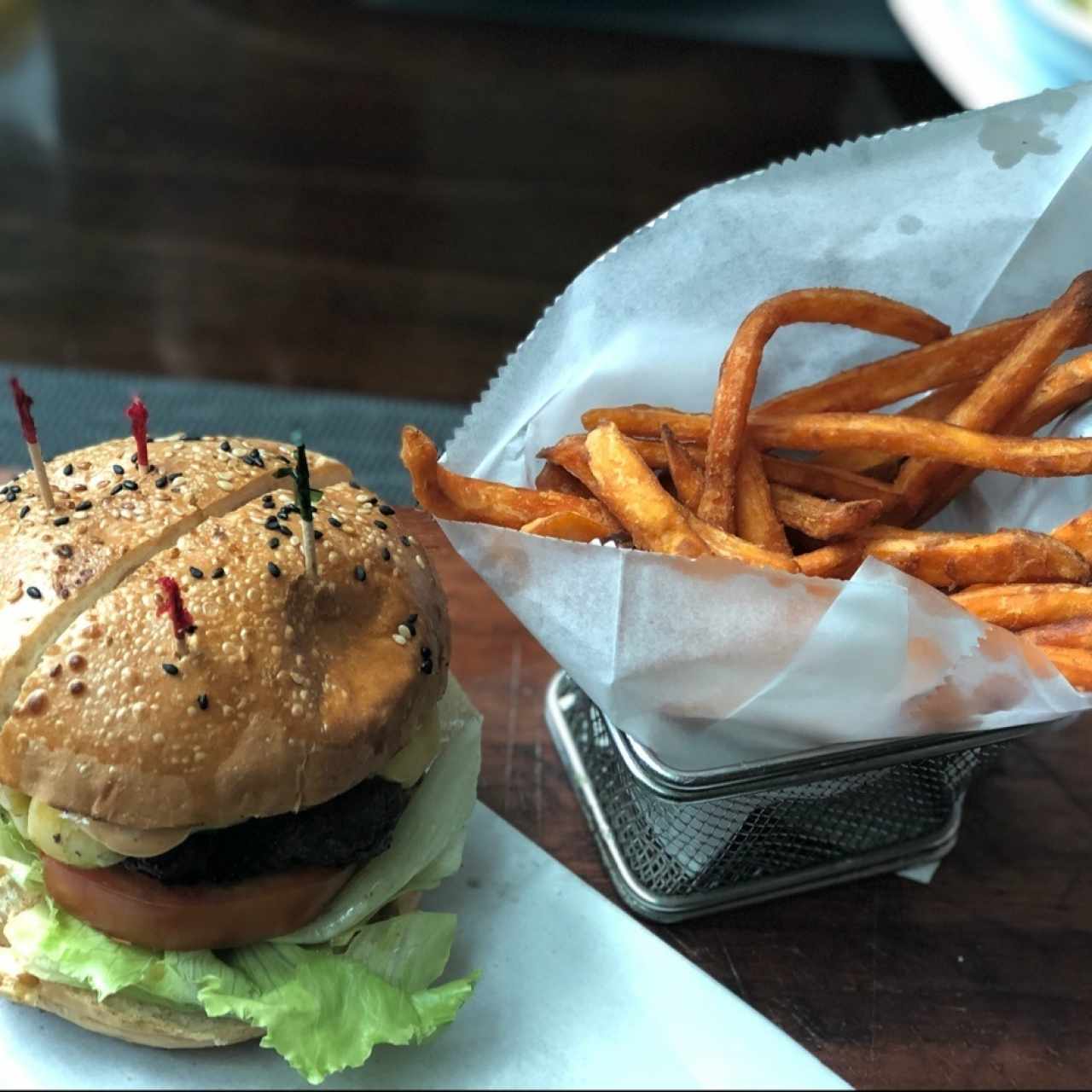 Hamburguesa de carne y cebolla caramelizada en Ron Abuelo