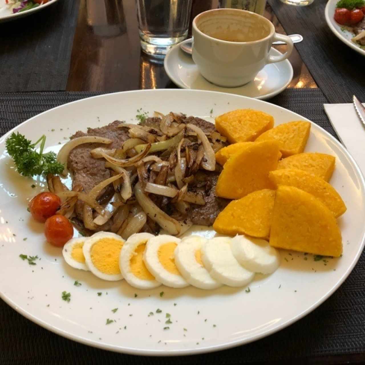 Bistec encebollado con tortillas de maiz y huevo 