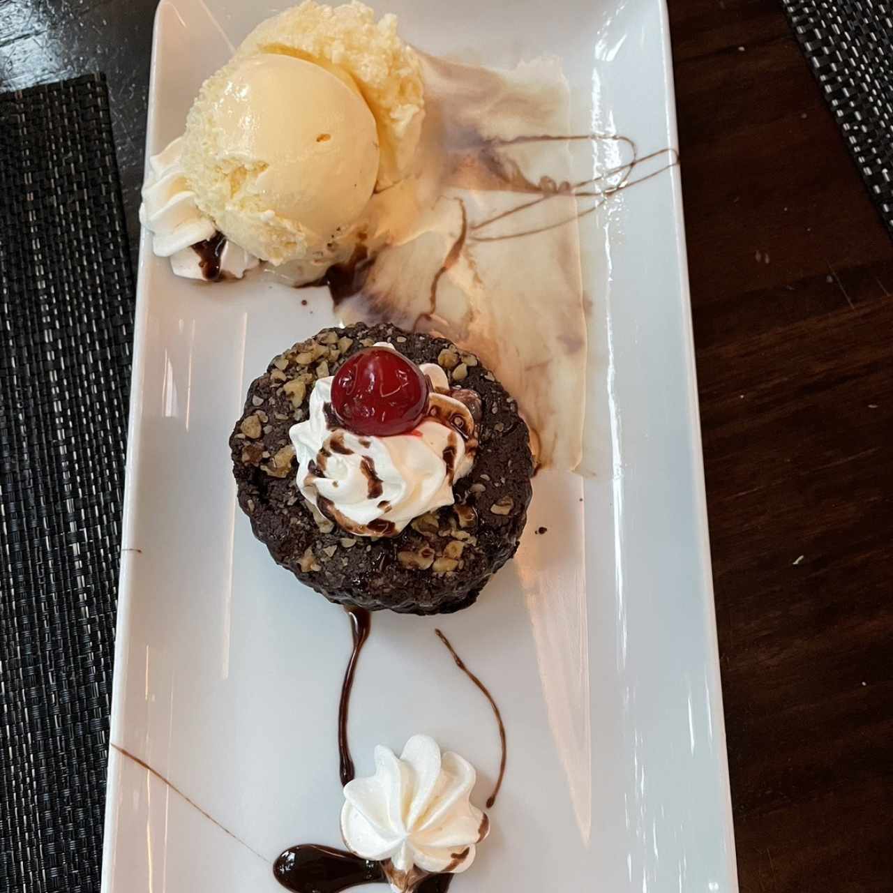 Brownie de nueces y helado