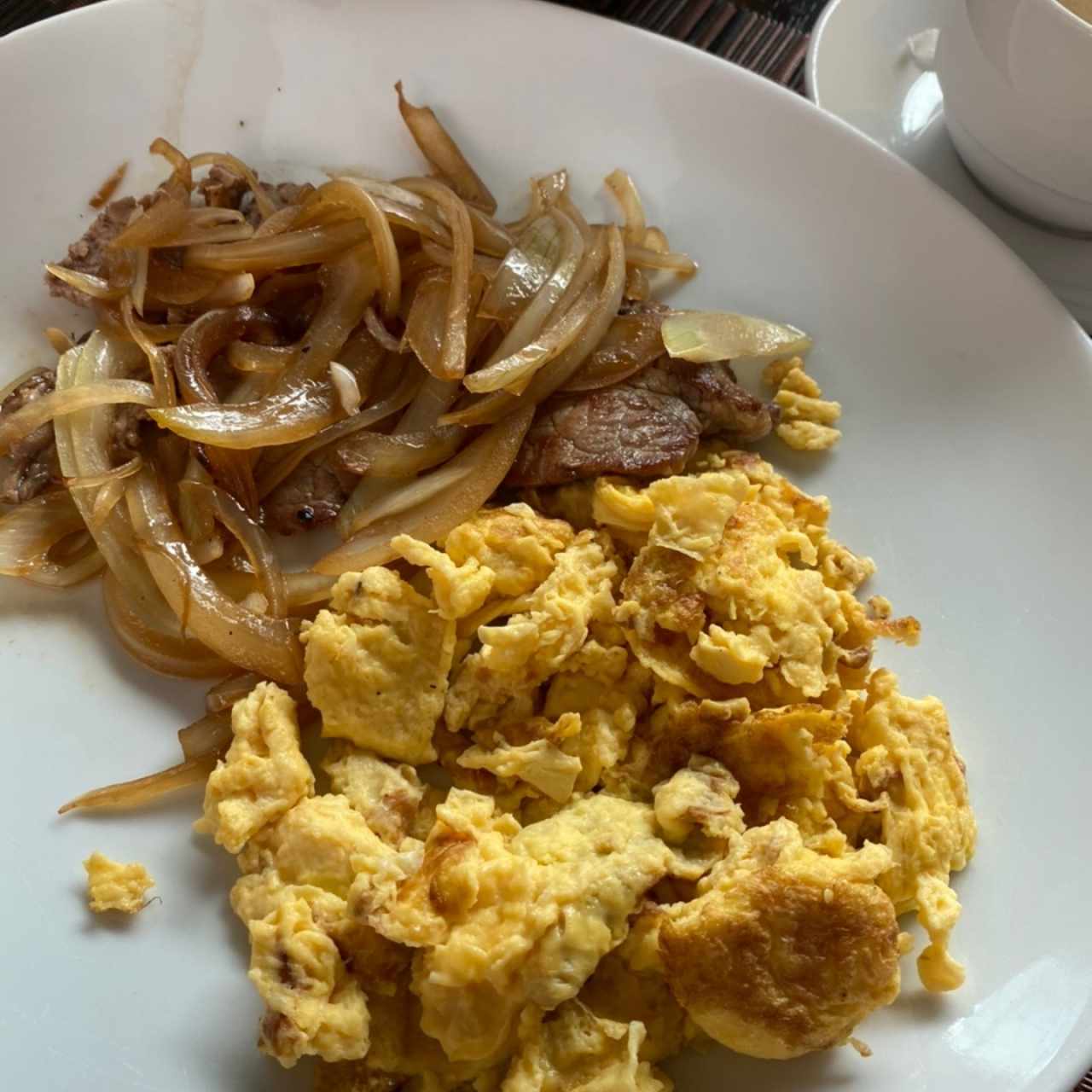 Bistec de res encebollado con huevo revuelto