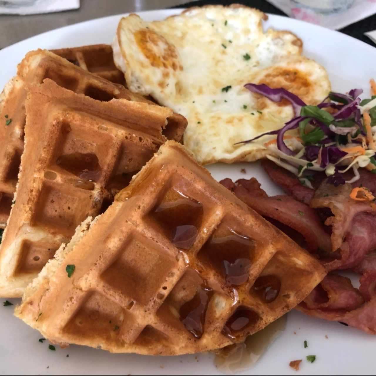 Pancakes y wafles con tocino y huevo frito