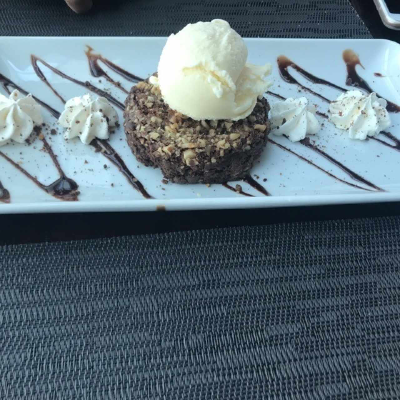 Brownie de nueces y helado