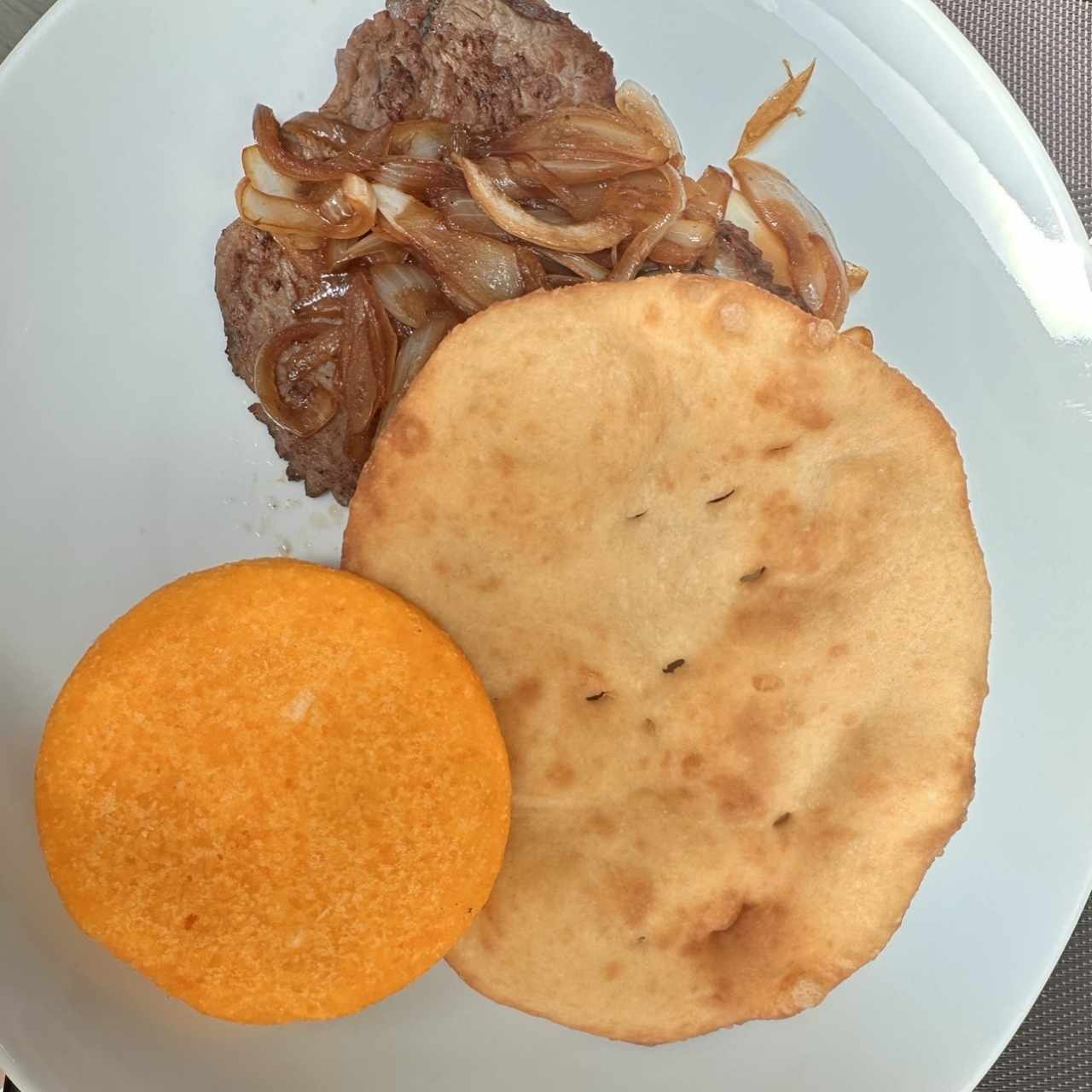 Bistec de Res Encebollado