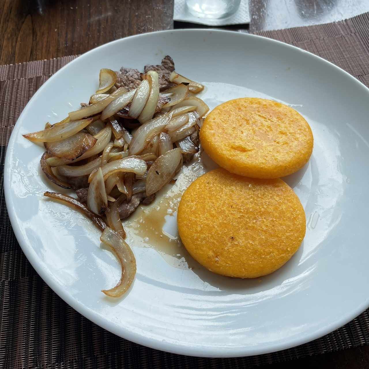 Bistec de Res Encebollado