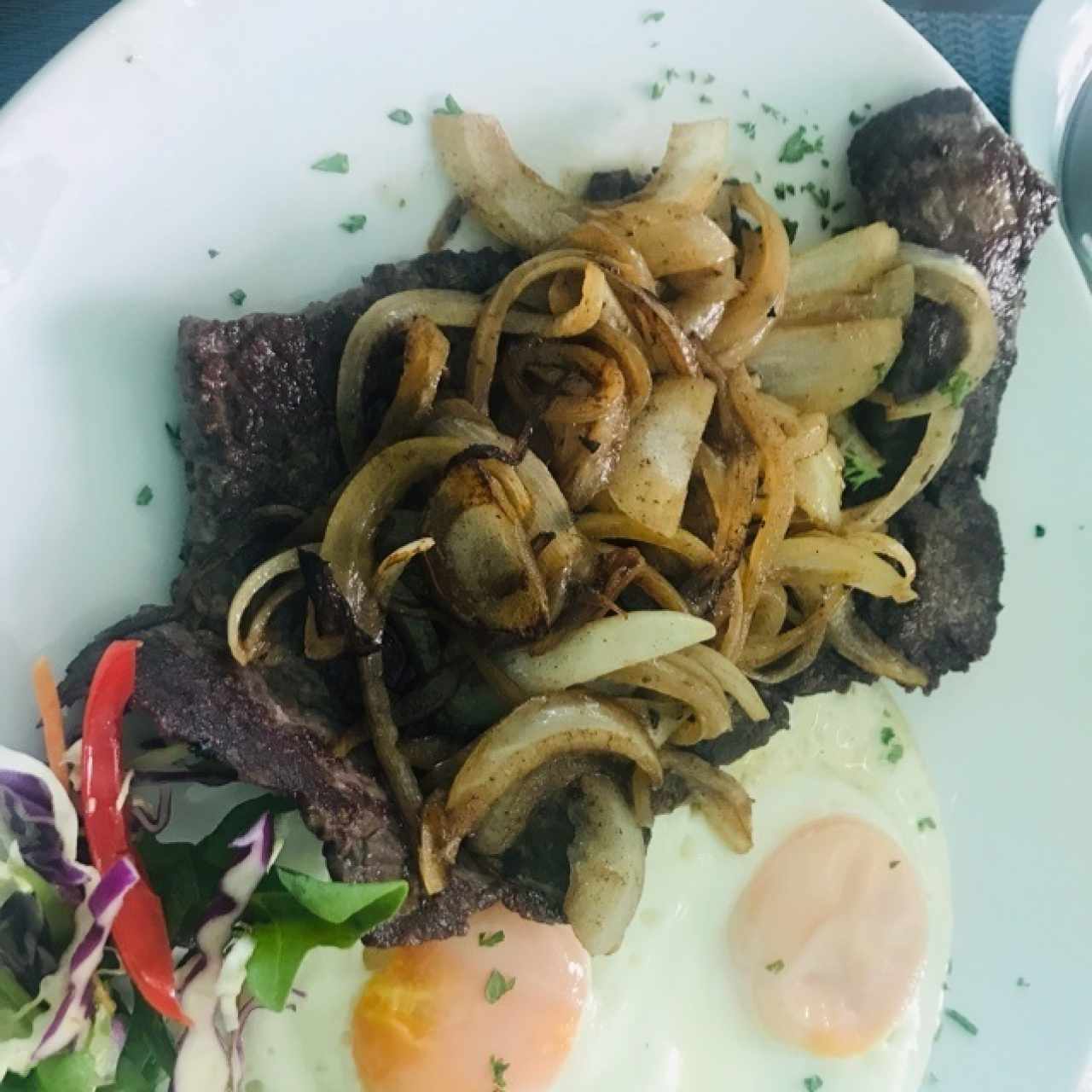 Bistec de res encebollado