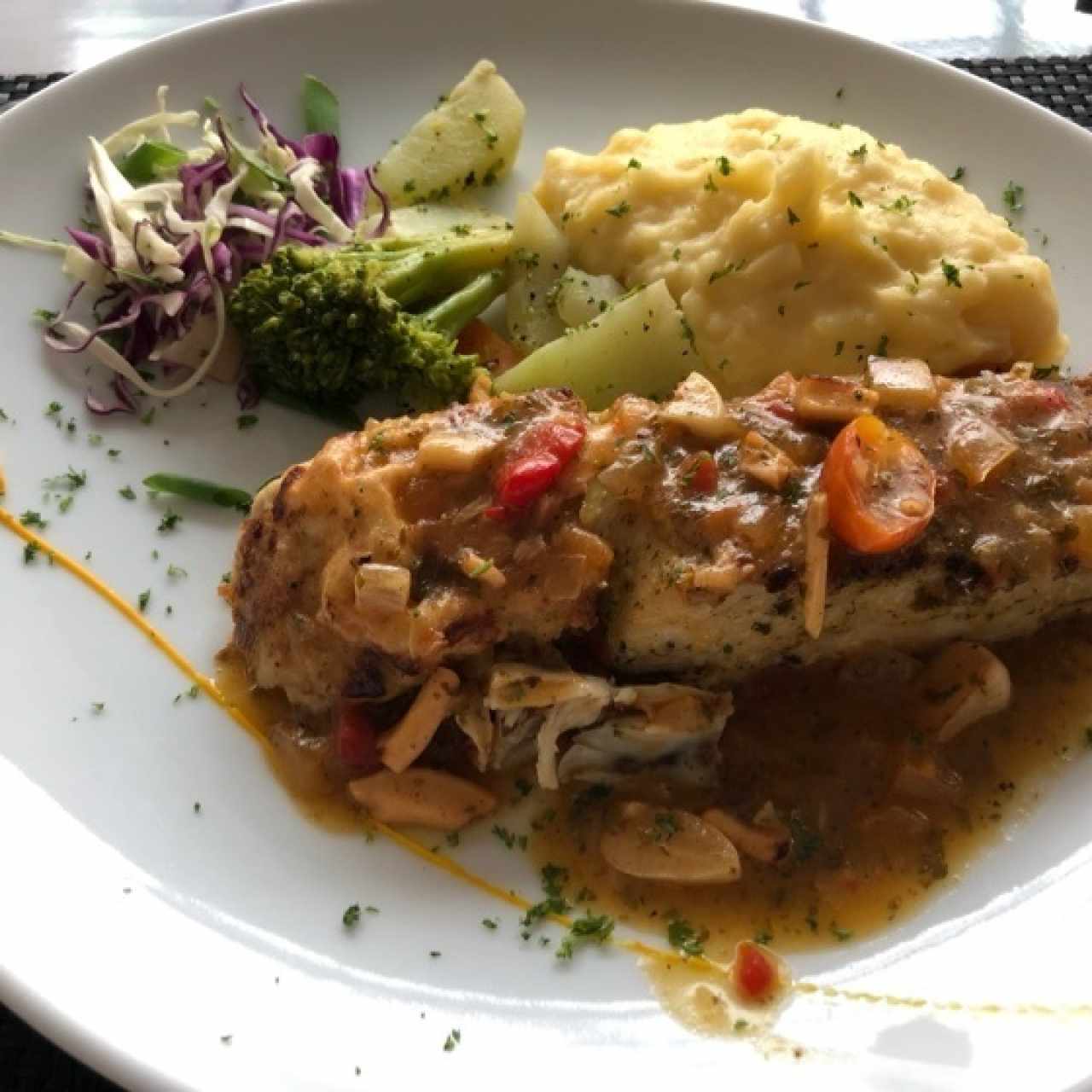 filete de pescado con trocitos de calamar