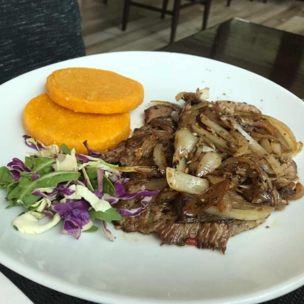 Bistec de res encebollado