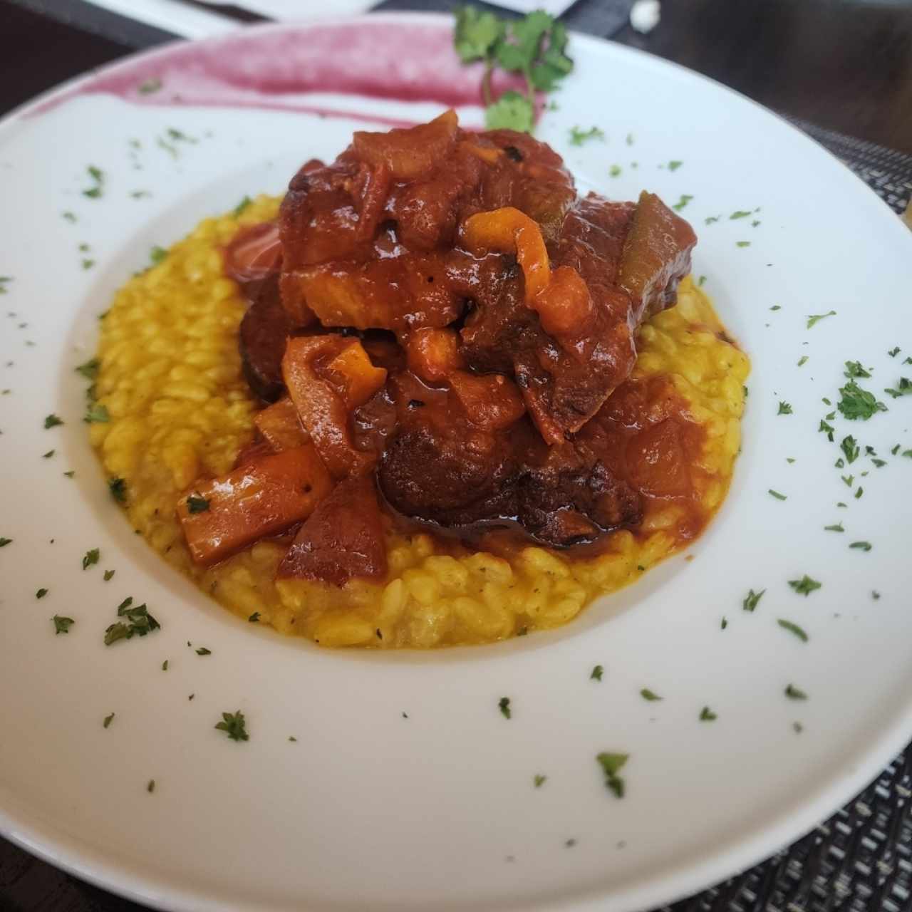 Costilla de cerdo en salsa criolla con risoto de zapallo