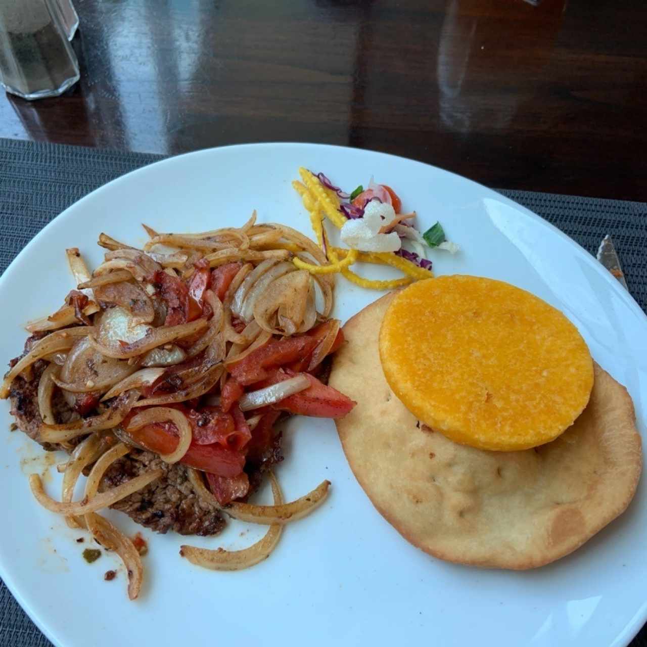 Filete con cebolla y tomate, tortilla y hojaldra