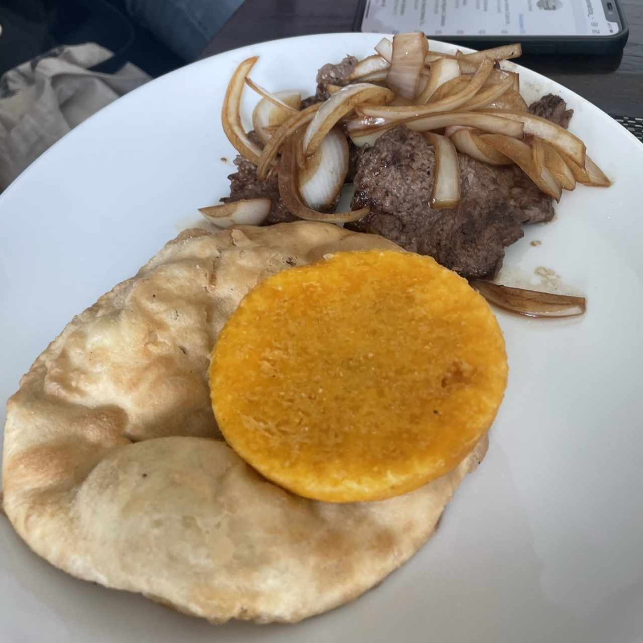 Bistec de Res Encebollado