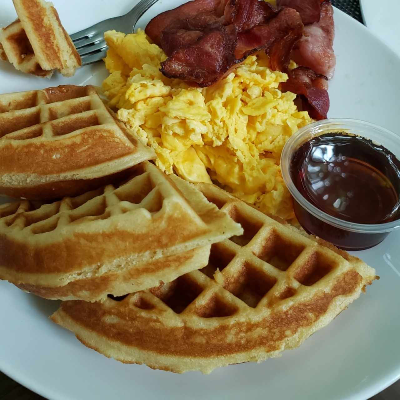 Pancakes y wafles con tocino y huevo frito