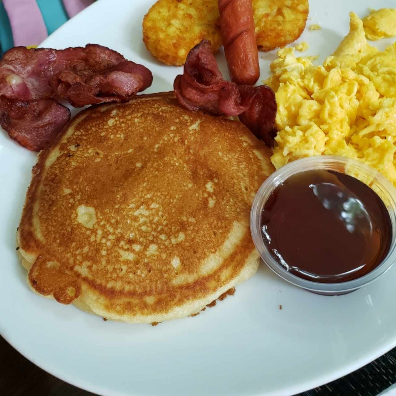 Pancakes y wafles con tocino y huevo frito