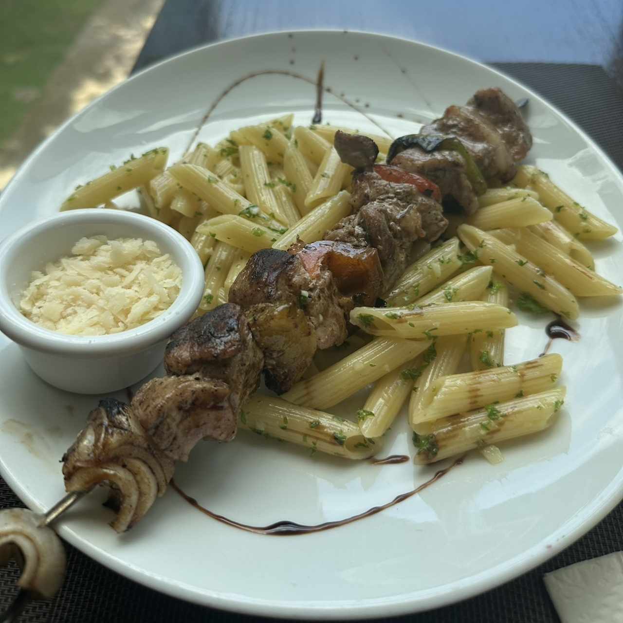 Brochetas de Pollo Con Penne al óleo