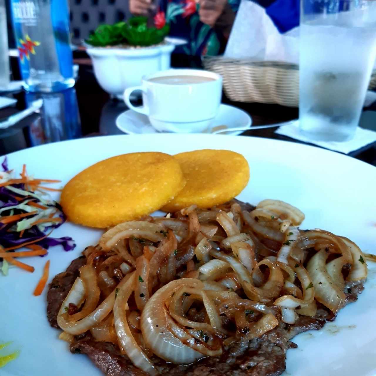 Bistec de res encebollado