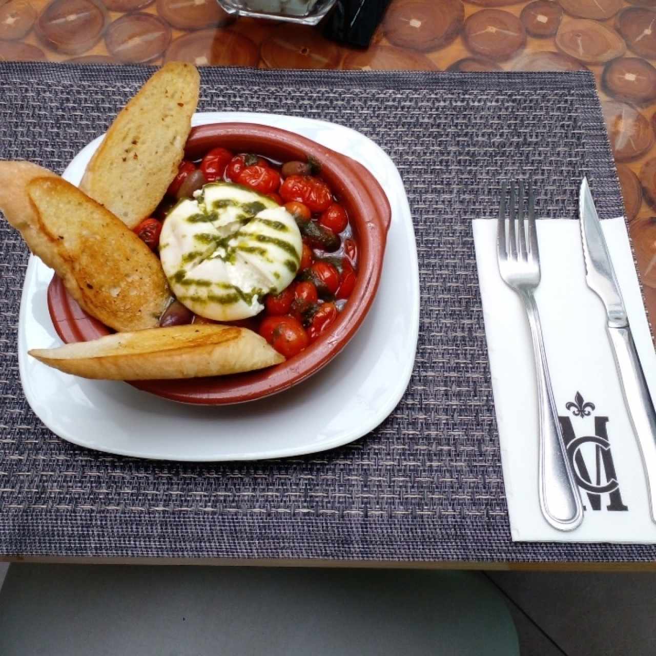 tomate cherry asado con queso burrata kalamata pesto y tostada