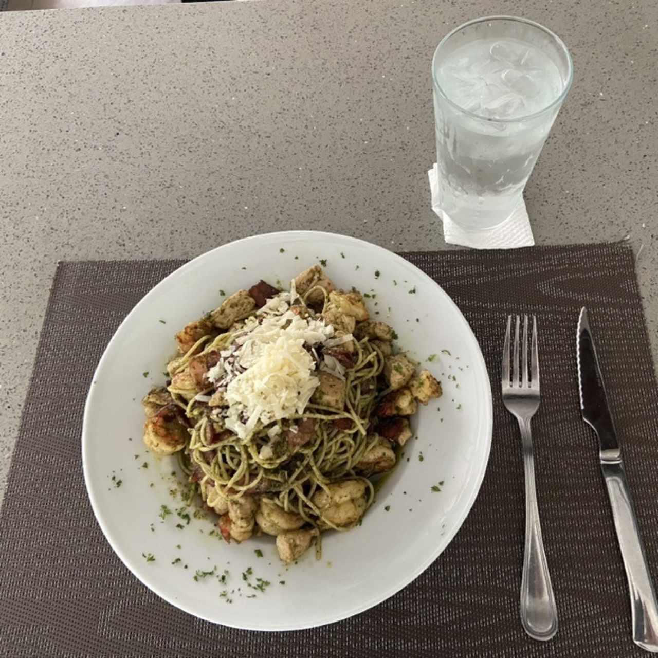 Pasta pesto con pollo y camarones.