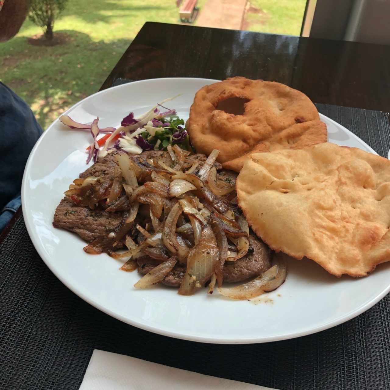 Bistec de res encebollado