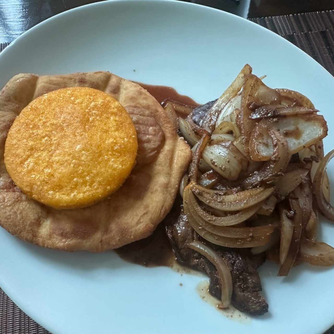 Filete de Higado Encebollado con Hojaldre y Tortilla 