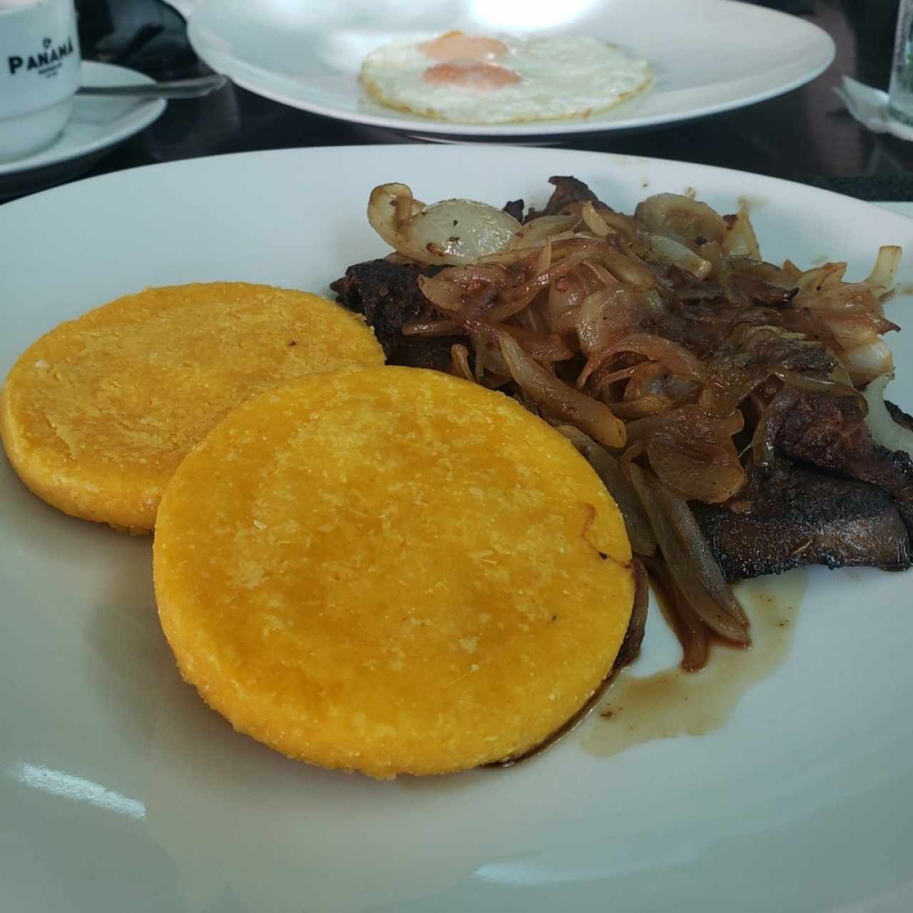 Bistec de hígado encebollado