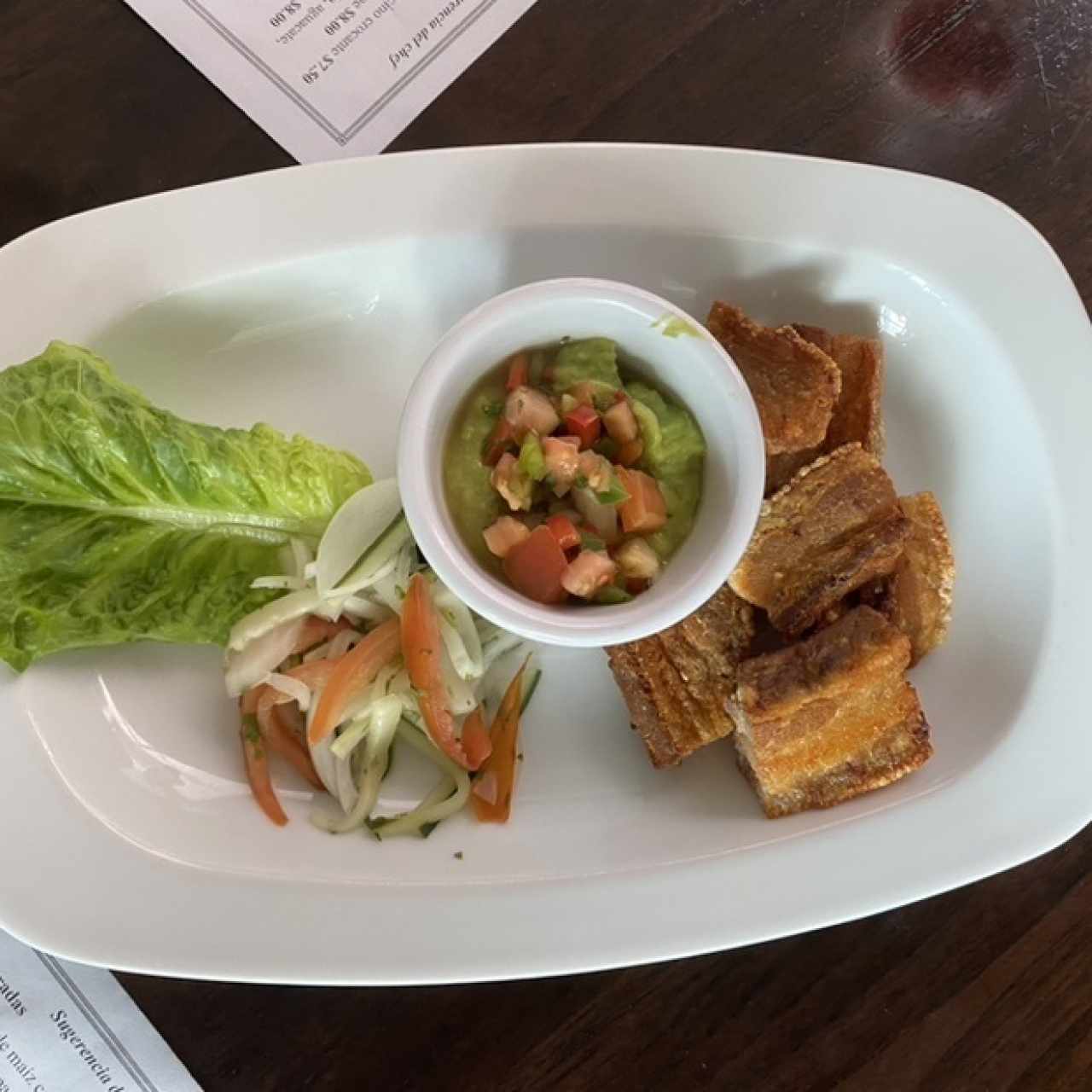 Chicharrones con guacamole y pico de gallo