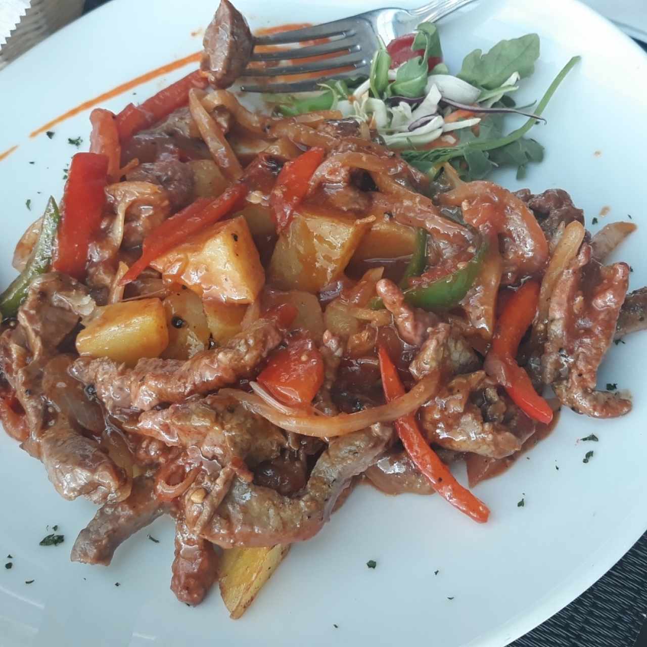 bistec de res con papas bravas