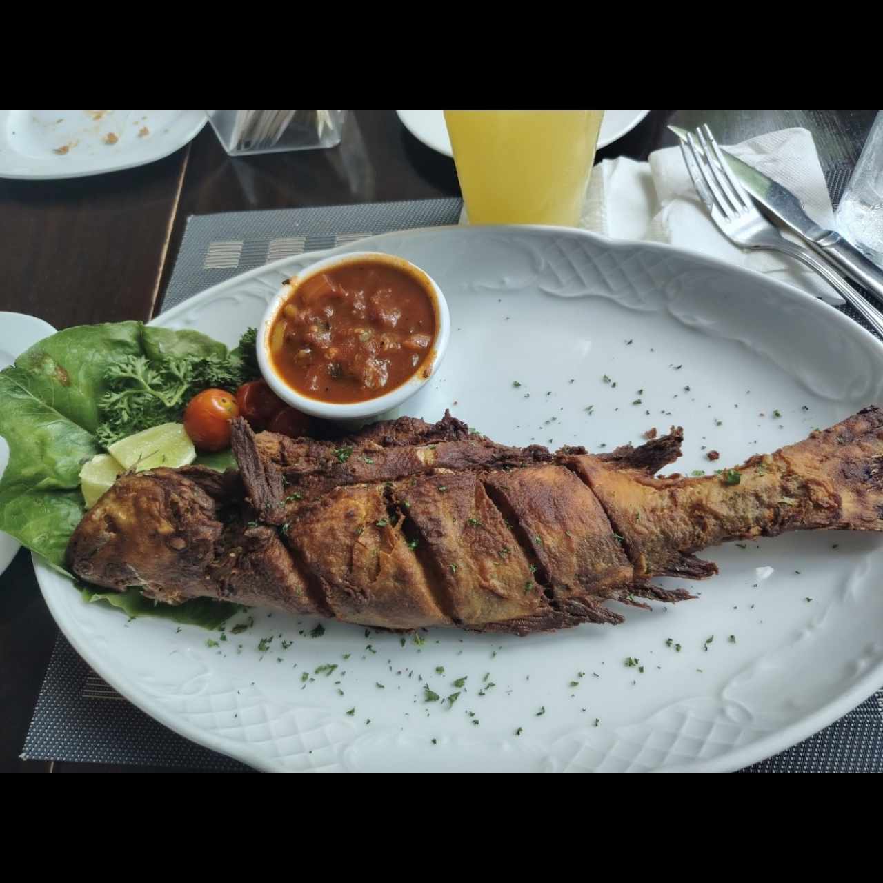 Corvina entera con salsa a la criolla (especial) 