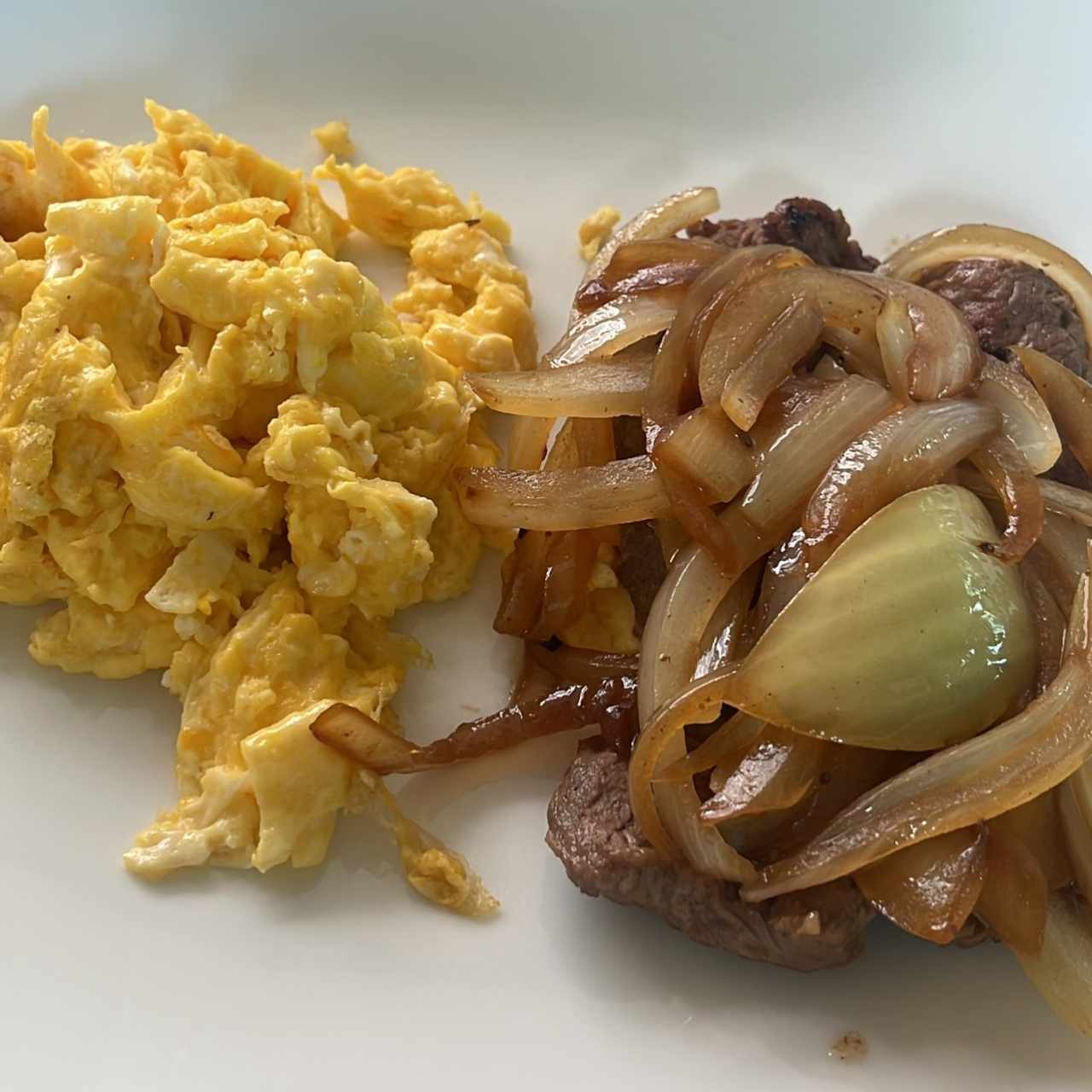 Bistec de res encebollado