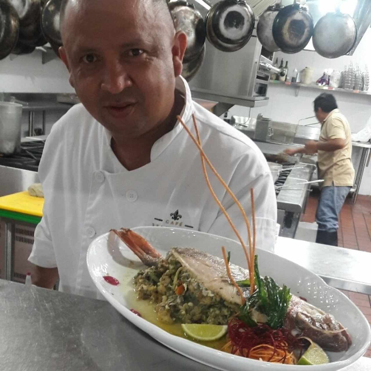 Pargo relleno de camarones al horno