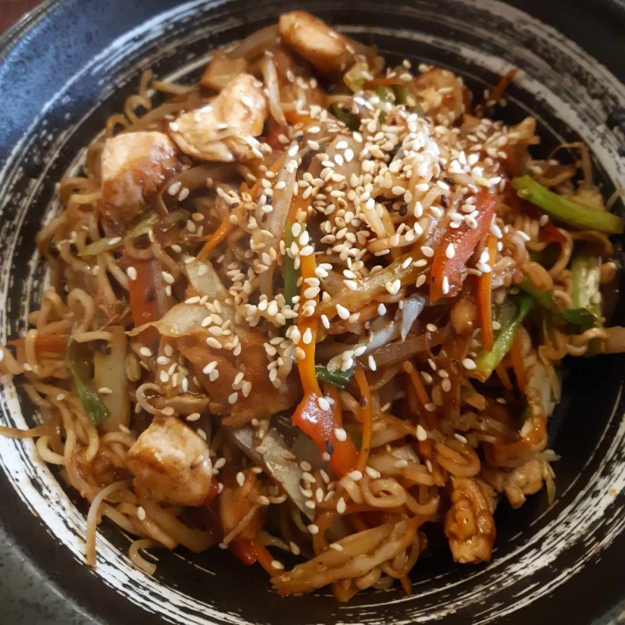 wok ramen con pollo