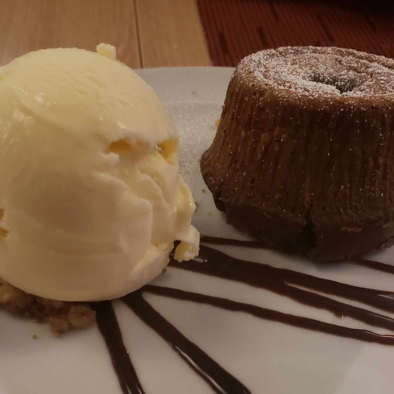 helado de vainilla con brownie relleno de chocate