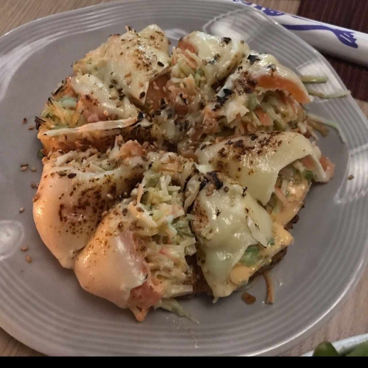 Sushi pizza de salmón