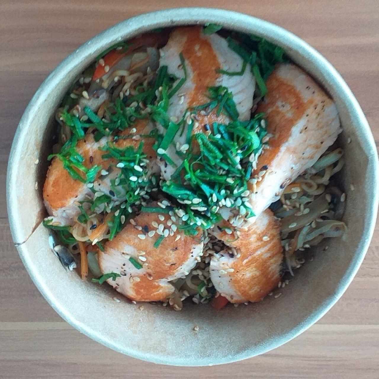 Wok ramen con Salmon