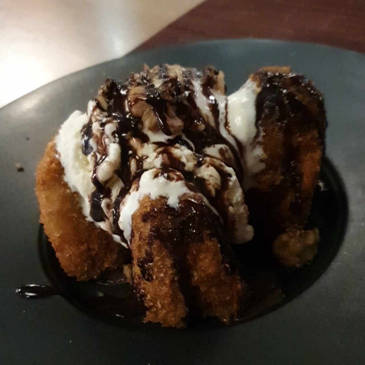 Banana frita con Nutella y helado de vainilla 