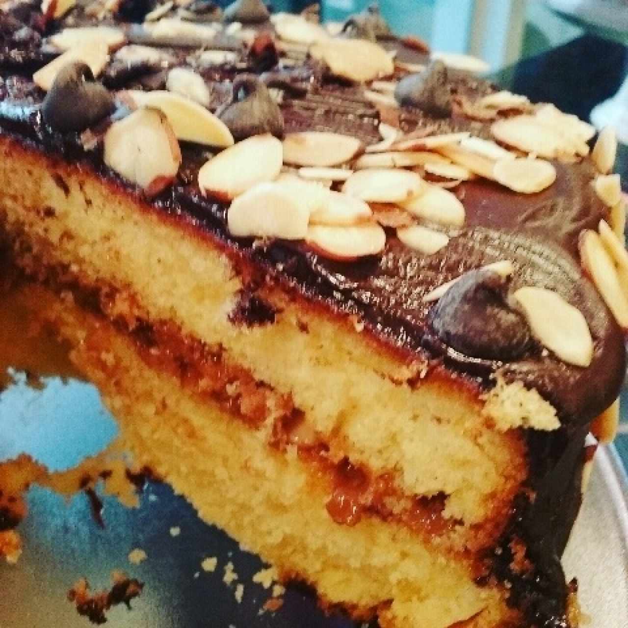 Cake con dulce de leche y chocolate