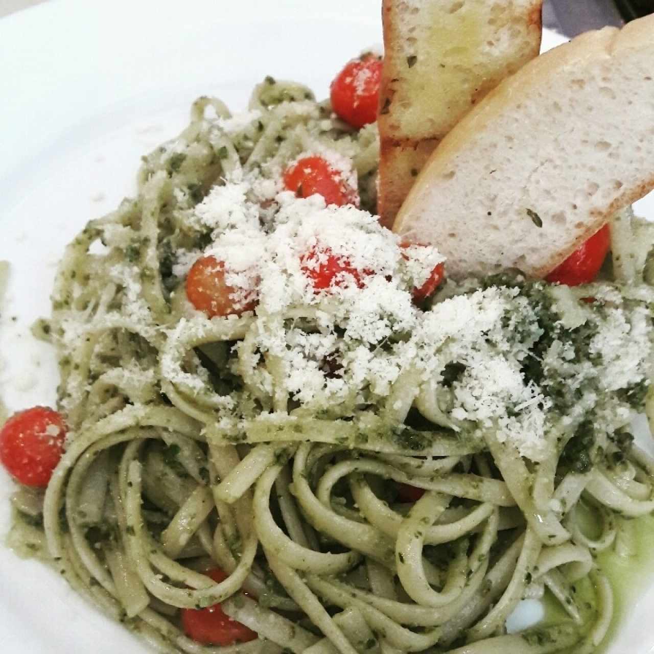 Linguini al pesto.