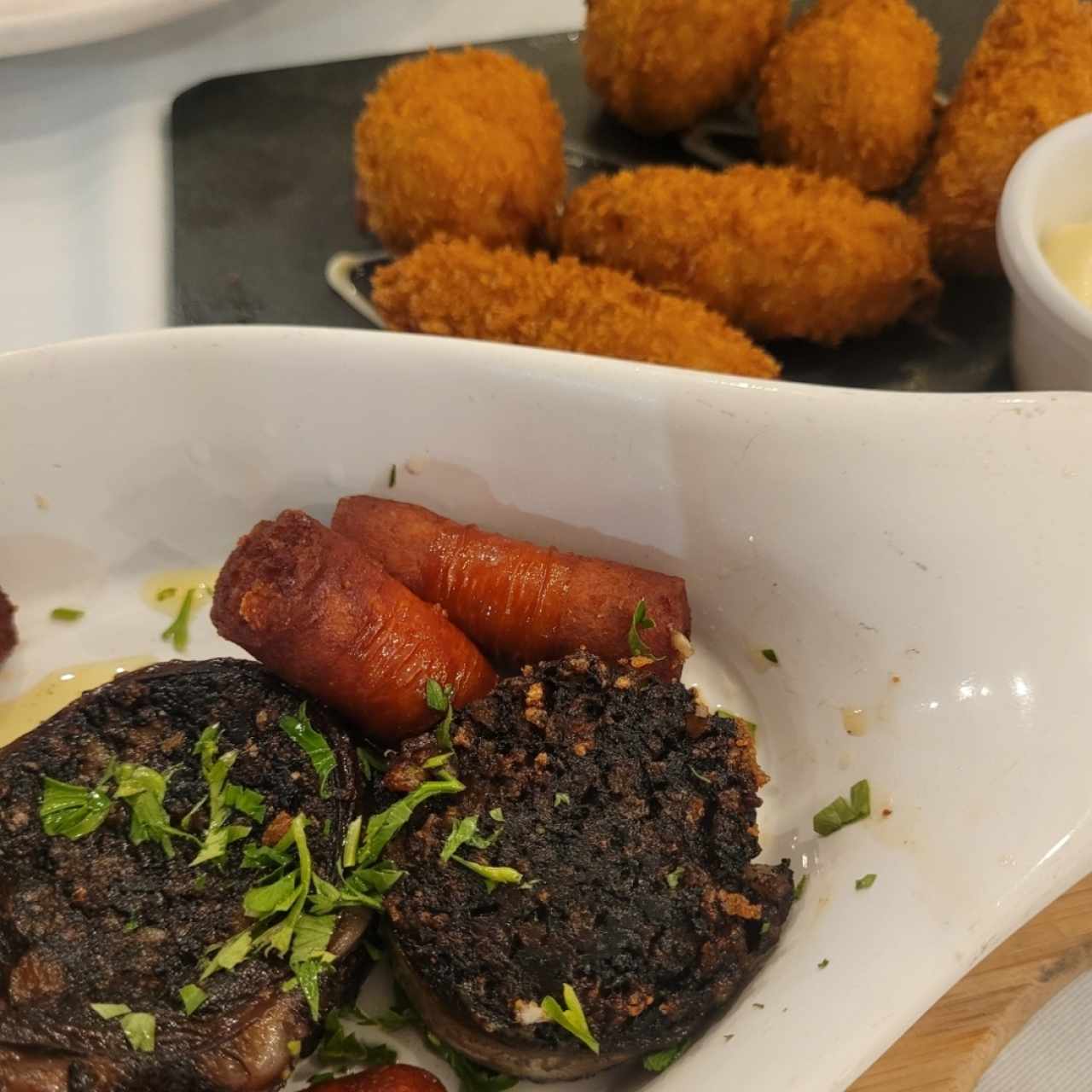 Chistorras con morcilla / Croquetas de Bacalao y jamon.