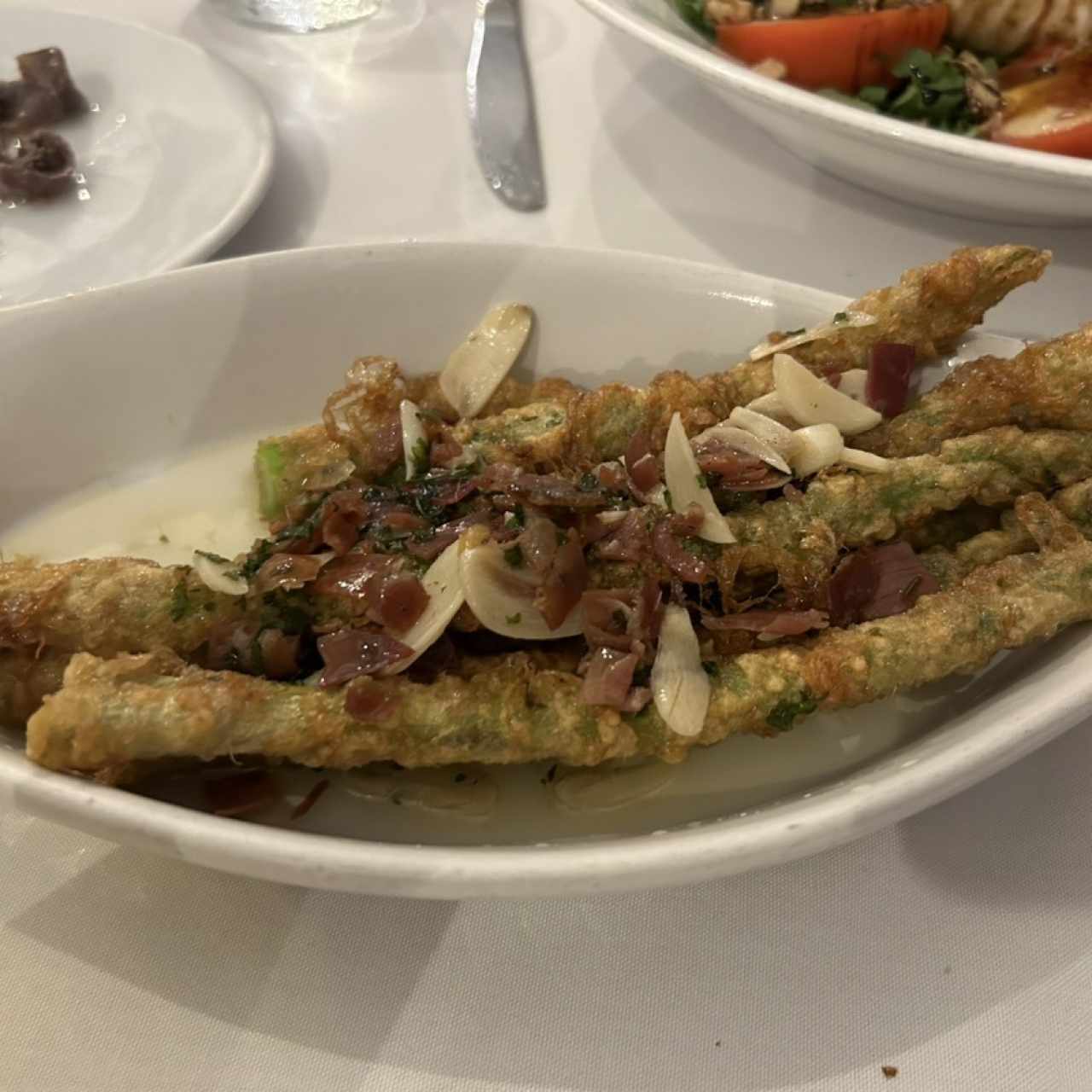 Espárragos Trigueros en Tempura con Viruta de Ibérico y Ajo Confitado