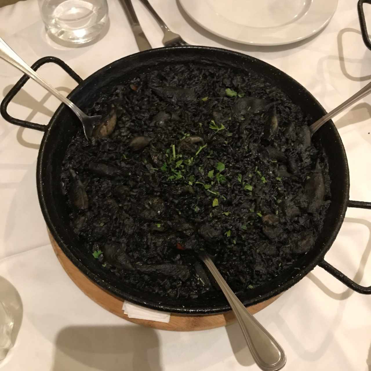 Paella de calamar con camarones en tinta de calamar