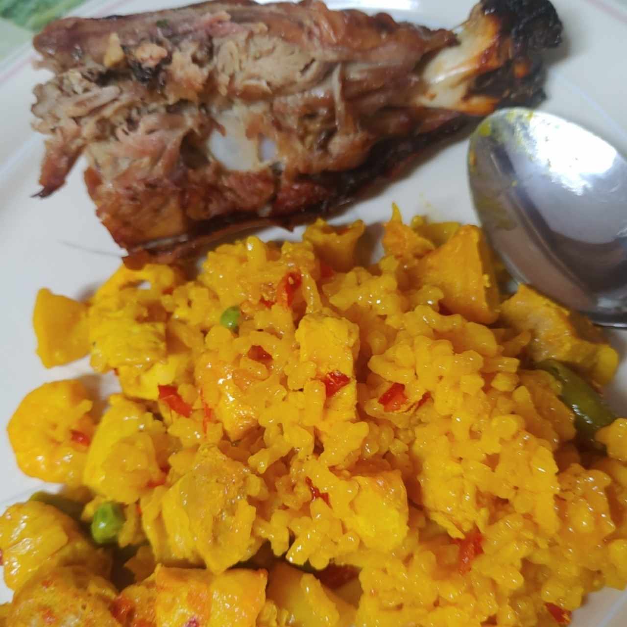 paella con lechon