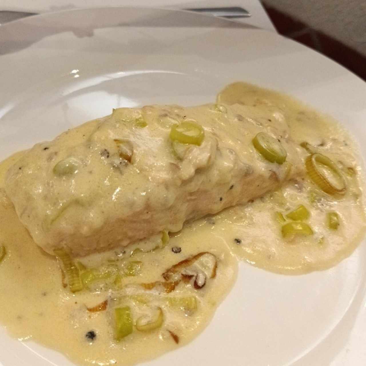 Lomo de Salmón a la Crema Blanca y Puerro Hilado