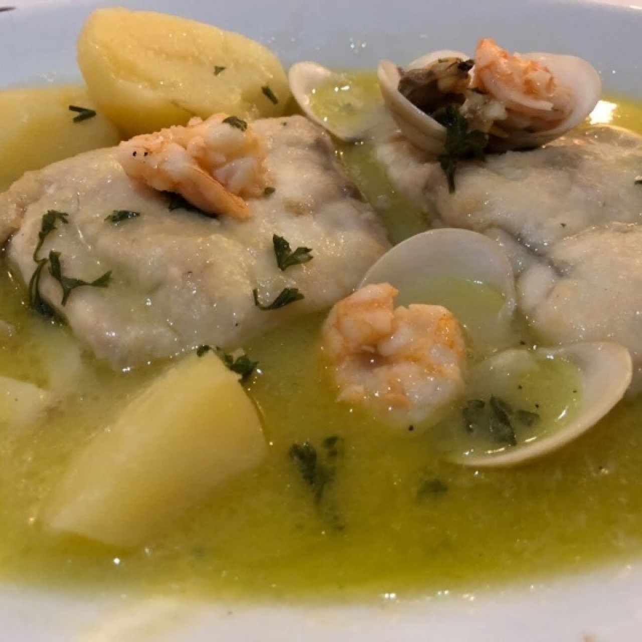 corvina en dalda verde  con langostinos 