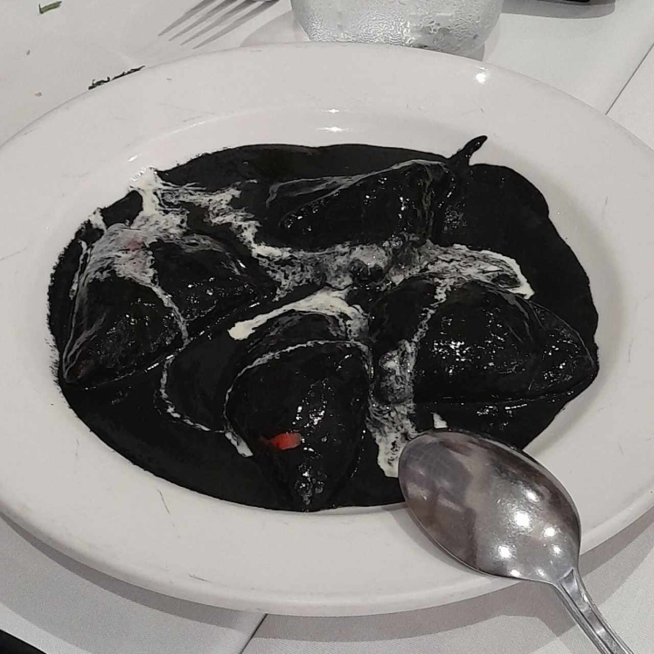 Piquillos de Tolosa Rellenos de Bacalao o Queso de Cabra con Tinta de Calamar