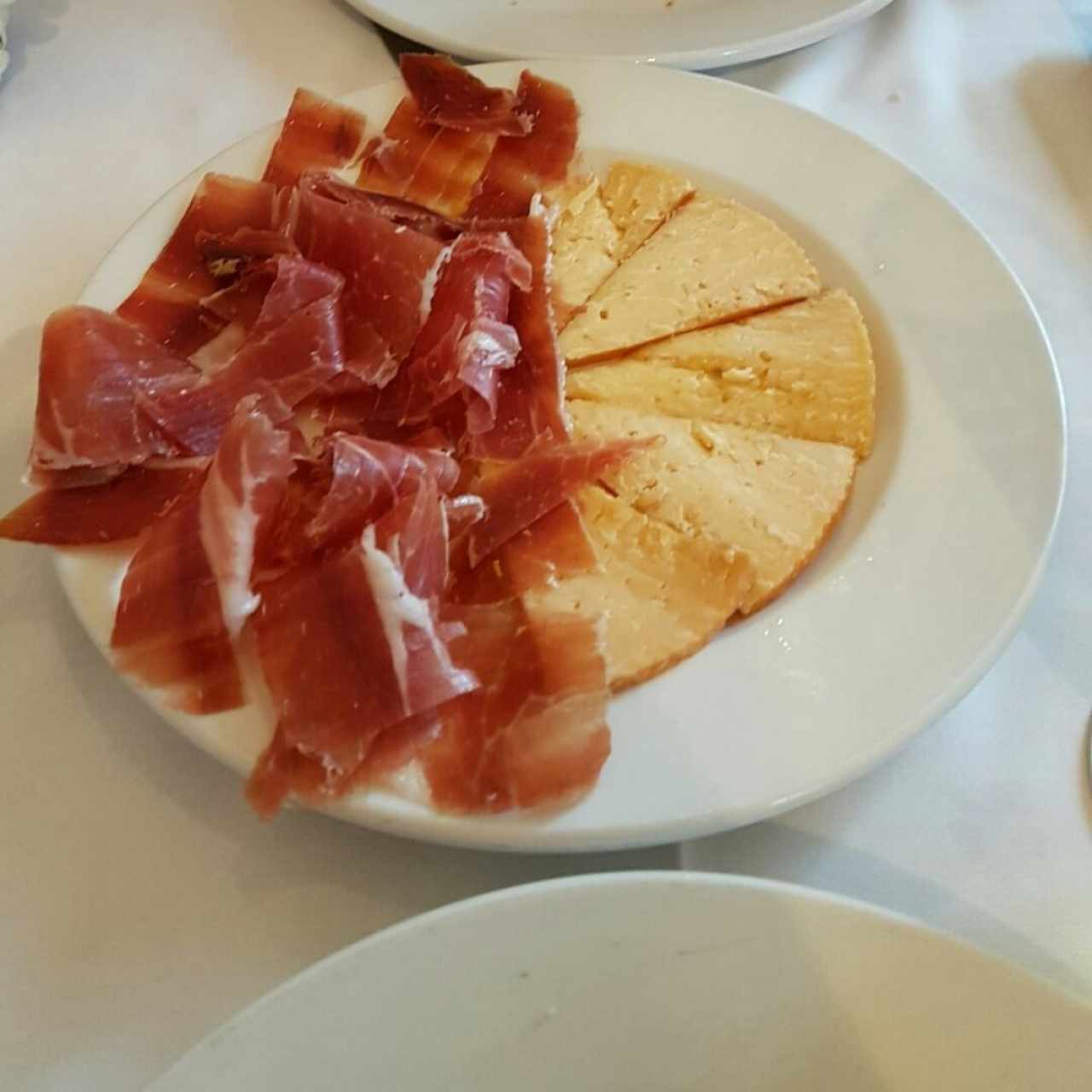 Jamón ibérico y queso curado.