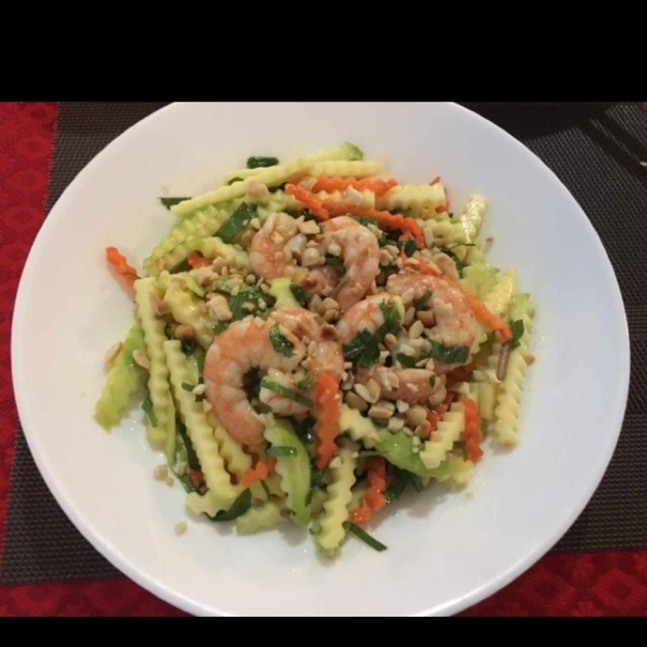 Ensalada de camarones con mango y mani