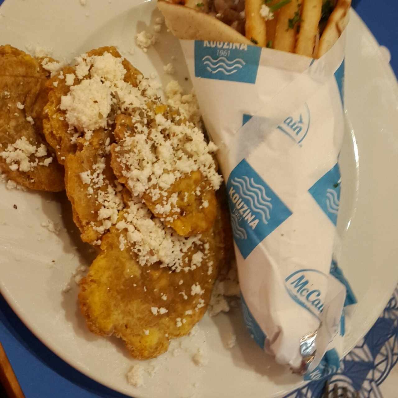 Giros de pollo con patacones con queso feta