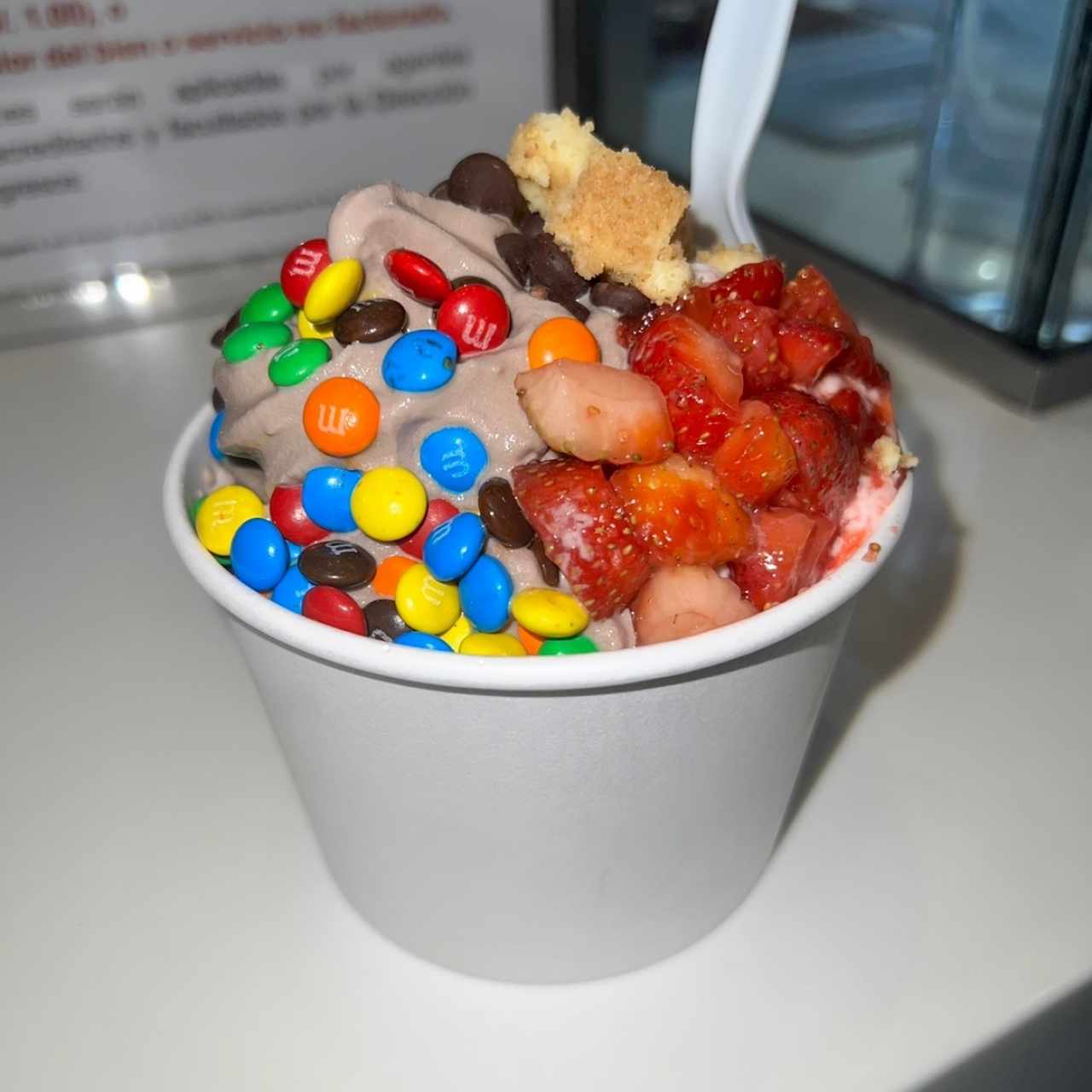 Yogurt Mediano con Toppings y Frutas 12 Oz