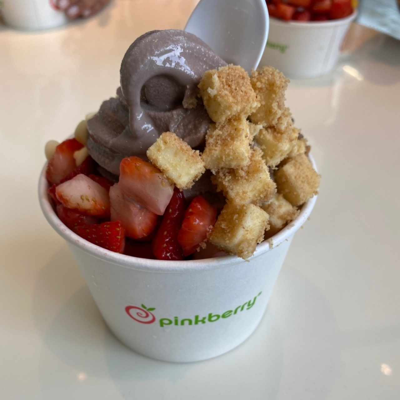 Cookies n Cream Mediano con Toppings y Frutas 12 Oz