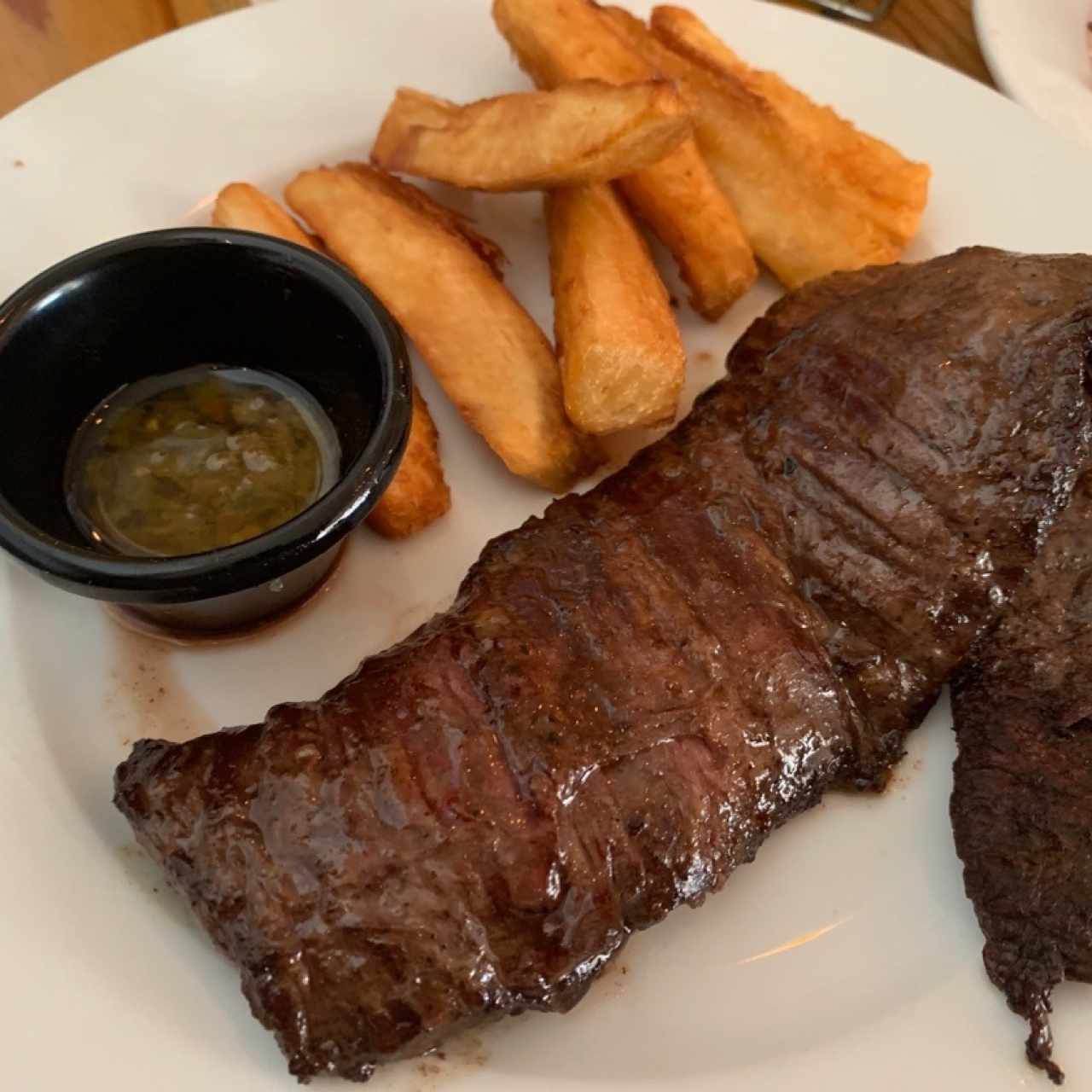 Entraña a la parrilla con yucas fritas